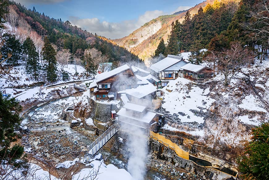 Jigokudani Monkey Park to miejsce, gdzie dzikie makaki regularnie kąpią się w naturalnych gorących źródłach