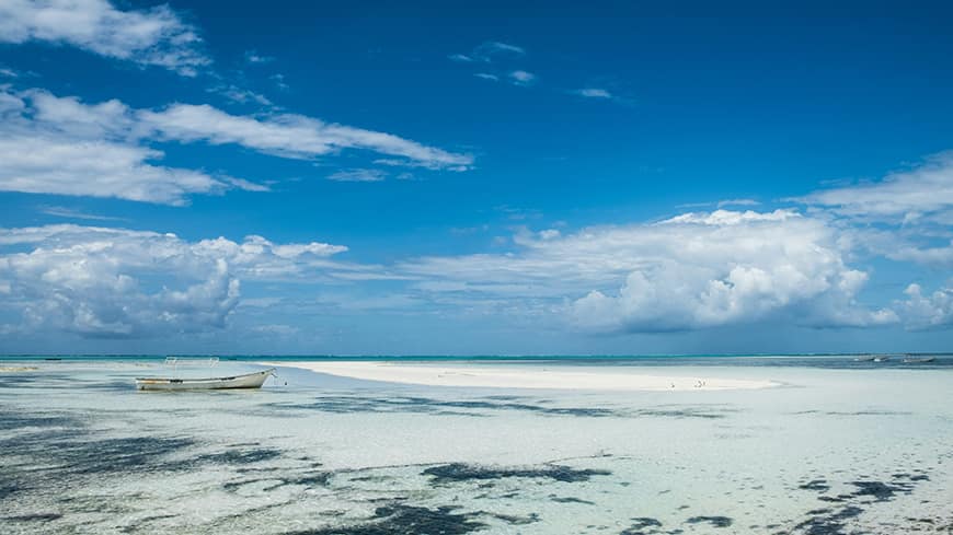 Jasne plaże zanzibaru to idealne miejsce na relaks, bądź spacer (Zdjęcie: Javi Lorbada on Unsplash)